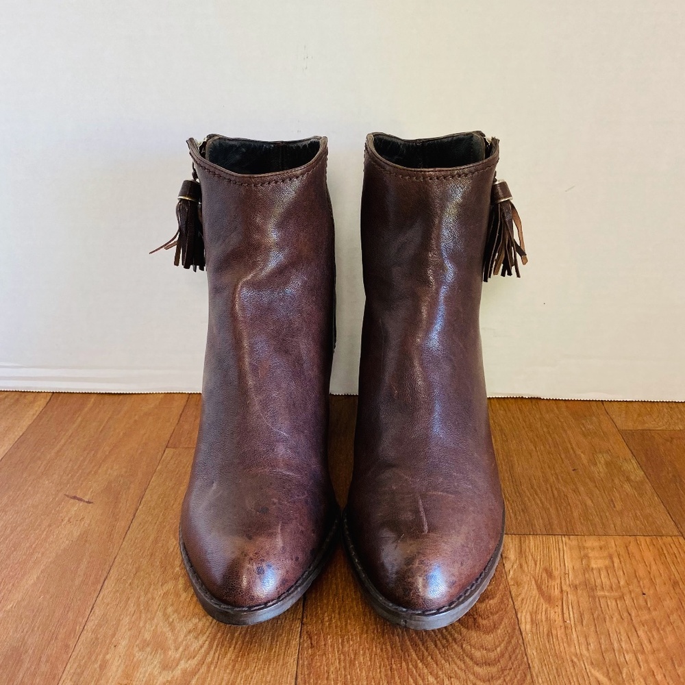 Stuart Weitzman womens brown boots w/tassel, 9M.